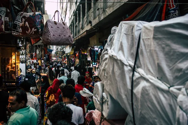 Varanasi Indiach Listopada 2018 Widok Ludzi Niewiadomych Chodzenie Bazarze Arabskiej — Zdjęcie stockowe