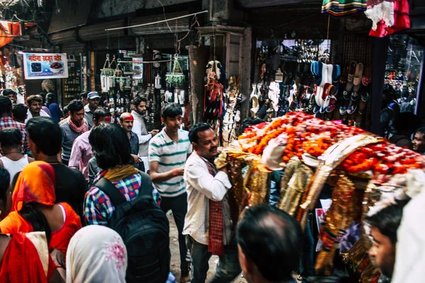 Varanasi Hindistan 10 Kasım 2018 Varanasi eski şehir Arap bölgede pazarda öğleden sonra bilinmeyen insanlar görünümünü
