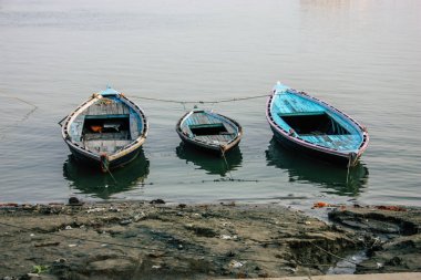 Varanasi Hindistan 8 Kasım 2018 tekne Park Varanasi, Ganj Nehri, öğleden sonra Hint görünümü