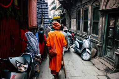 Varanasi Hindistan 10 Kasım 2018 öğleden sonra eski kent Varanasi geleneksel dar sokak görünümü