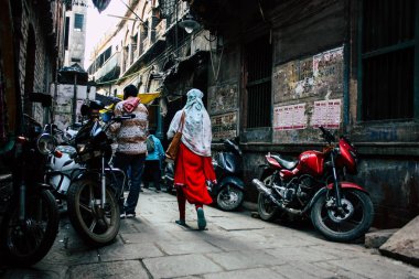 Varanasi Hindistan 10 Kasım 2018 öğleden sonra eski kent Varanasi geleneksel dar sokak görünümü