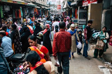 Varanasi Hindistan 10 Kasım 2018 Varanasi eski şehir Arap bölgede pazarda öğleden sonra bilinmeyen insanlar görünümünü