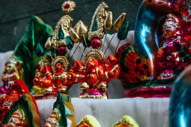 Varanasi Hindistan 7 Kasım 2018 geleneksel dekoratif objeler görünümünü gece Varanasi Diwali festivali için sokakta satılan