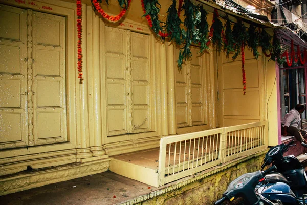 バラナシ インド 2018 日午後のバラナシ古い都市の狭い通りに従来のドアのクローズ アップ — ストック写真