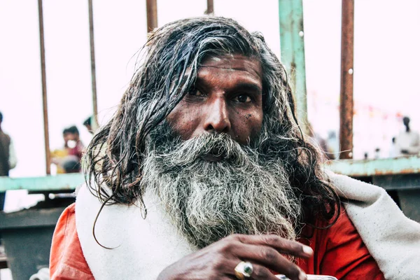 Varanasi Índia Novembro 2018 Vista Sadhu Sagrado Desconhecido Sentado Fumando — Fotografia de Stock