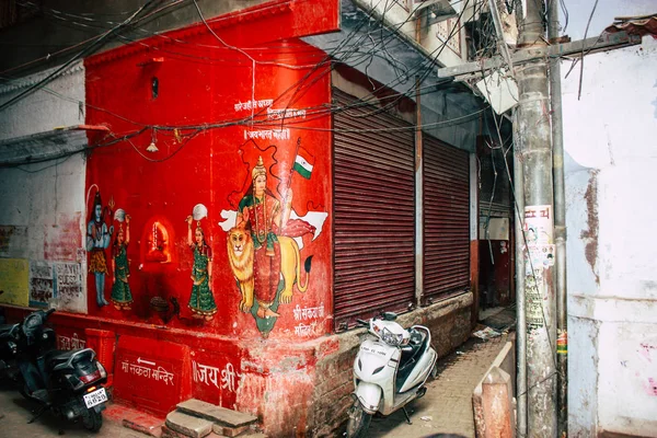 Varanasi India November 2018 Uitzicht Traditionele Smalle Straat Oude Stad — Stockfoto