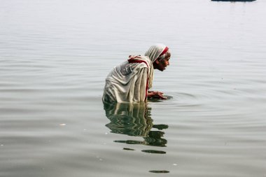 Varanasi Hindistan 10 Kasım 2018 bilinmeyen eski Kızılderili kadın Varanasi, Ganj Nehri'nde öğleden sonra dua görünümünü