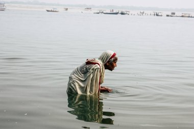 Varanasi Hindistan 10 Kasım 2018 bilinmeyen eski Kızılderili kadın Varanasi, Ganj Nehri'nde öğleden sonra dua görünümünü