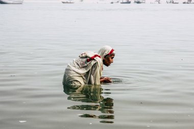 Varanasi Hindistan 10 Kasım 2018 bilinmeyen eski Kızılderili kadın Varanasi, Ganj Nehri'nde öğleden sonra dua görünümünü