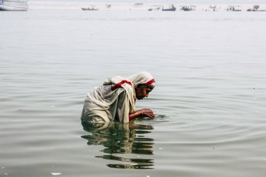 Varanasi Hindistan 10 Kasım 2018 bilinmeyen eski Kızılderili kadın Varanasi, Ganj Nehri'nde öğleden sonra dua görünümünü