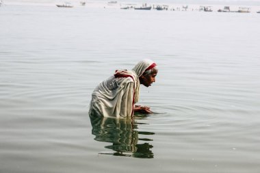 Varanasi Hindistan 10 Kasım 2018 bilinmeyen eski Kızılderili kadın Varanasi, Ganj Nehri'nde öğleden sonra dua görünümünü
