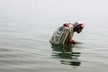 Varanasi Hindistan 10 Kasım 2018 bilinmeyen eski Kızılderili kadın Varanasi, Ganj Nehri'nde öğleden sonra dua görünümünü