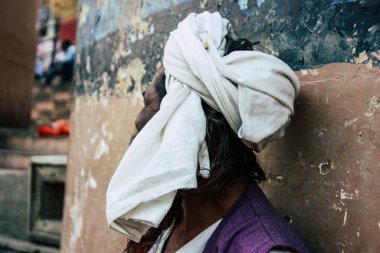  Varanasi Hindistan 8 Kasım 2018 görüntülemek oturan ve shillum açık sigara bilinmeyen kutsal Sadhu Ganj Nehri öğleden sonra