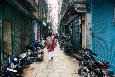 Varanasi Hindistan 10 Kasım 2018 öğleden sonra eski kent Varanasi geleneksel dar sokak görünümü