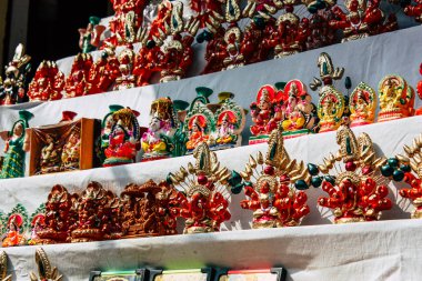 Varanasi Hindistan 7 Kasım 2018 geleneksel dekoratif objeler görünümünü gece Varanasi Diwali festivali için sokakta satılan