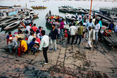 Varanasi Hindistan 8 Kasım 2018 görüntülemek bilinmeyenli Hint insanlar Varanasi açık ghats ziyaret Ganga nehir öğleden sonra