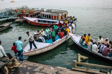 Varanasi Hindistan 8 Kasım 2018 öğleden sonra Ganga Nehri'nde tekne bilinmeyenli turist görünümünü