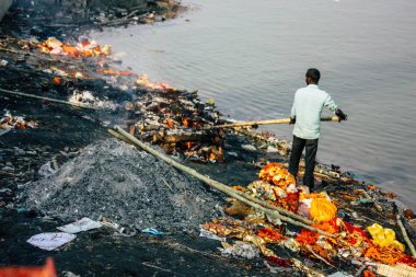 Varanasi Hindistan 8 Kasım 2018 görüntülemek Harishchandra Ghat önünde bilinmeyen bir Hindu kişinin ölü yakma töreni Ganga nehir Varanasi