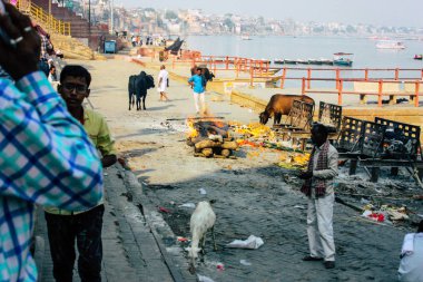 Varanasi Hindistan 8 Kasım 2018 görüntülemek Harishchandra Ghat önünde bilinmeyen bir Hindu kişinin ölü yakma töreni Ganga nehir Varanasi