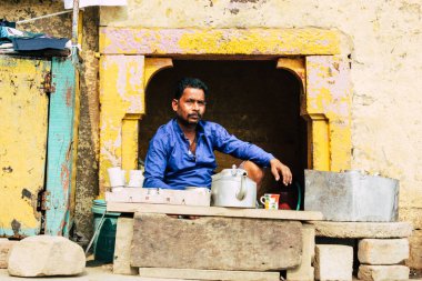 Varanasi Hindistan 10 Kasım 2018 bilinmeyen bir kişi chai Varanasi Ghats küçük çay dükkanda öğleden sonra satış görünümünü