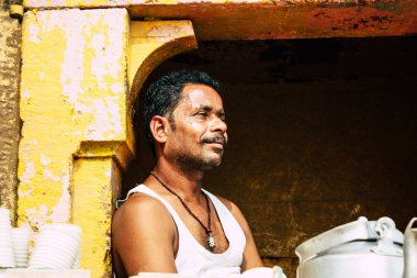 Varanasi Hindistan 10 Kasım 2018 bilinmeyen bir kişi chai Varanasi Ghats küçük çay dükkanda öğleden sonra satış görünümünü