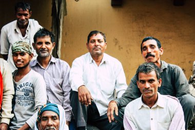 Varanasi Hindistan 10 Kasım 2018 görüntülemek Manikarnika Ghat ön ölü yakma töreni için ahşap satıcıları Ganj Nehri Varanasi öğleden sonra