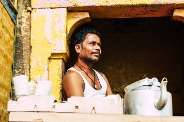 Varanasi Hindistan 10 Kasım 2018 bilinmeyen bir kişi chai Varanasi Ghats küçük çay dükkanda öğleden sonra satış görünümünü