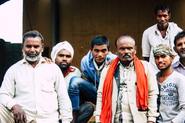 Varanasi Hindistan 10 Kasım 2018 görüntülemek Manikarnika Ghat ön ölü yakma töreni için ahşap satıcıları Ganj Nehri Varanasi öğleden sonra