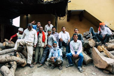 Varanasi Hindistan 10 Kasım 2018 görüntülemek Manikarnika Ghat ön ölü yakma töreni için ahşap satıcıları Ganj Nehri Varanasi öğleden sonra