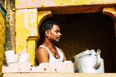 Varanasi Hindistan 10 Kasım 2018 bilinmeyen bir kişi chai Varanasi Ghats küçük çay dükkanda öğleden sonra satış görünümünü