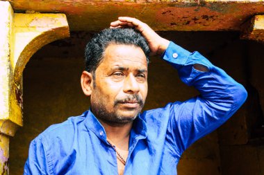 Varanasi Hindistan 10 Kasım 2018 bilinmeyen bir kişi chai Varanasi Ghats küçük çay dükkanda öğleden sonra satış görünümünü