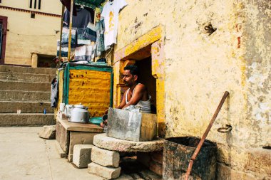 Varanasi Hindistan 10 Kasım 2018 bilinmeyen bir kişi chai Varanasi Ghats küçük çay dükkanda öğleden sonra satış görünümünü