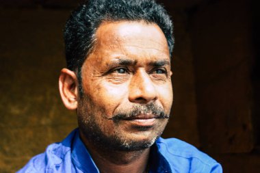 Varanasi Hindistan 10 Kasım 2018 bilinmeyen bir kişi chai Varanasi Ghats küçük çay dükkanda öğleden sonra satış görünümünü