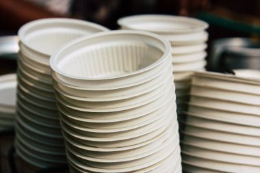 Varanasi Hindistan 10 Kasım 2018 bir çaydanlık ve bardak bilinmeyen bir insan chai Varanasi Ghats küçük çay dükkanda öğleden sonra satış görünümünü