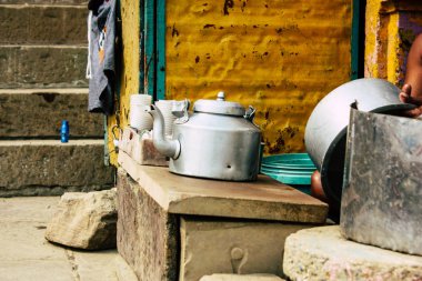 Varanasi Hindistan 10 Kasım 2018 bilinmeyen bir kişi chai Varanasi Ghats küçük çay dükkanda öğleden sonra satış görünümünü