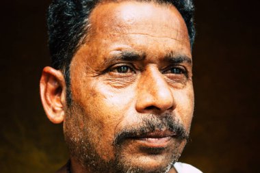 Varanasi Hindistan 10 Kasım 2018 bilinmeyen bir kişi chai Varanasi Ghats küçük çay dükkanda öğleden sonra satış görünümünü
