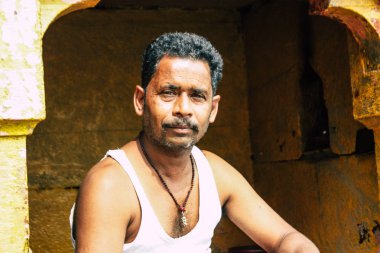 Varanasi Hindistan 10 Kasım 2018 bilinmeyen bir kişi chai Varanasi Ghats küçük çay dükkanda öğleden sonra satış görünümünü