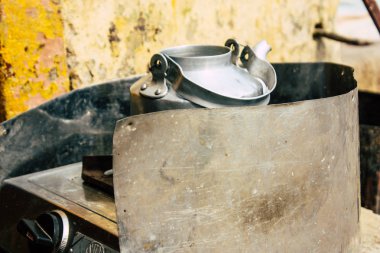 Varanasi Hindistan 10 Kasım 2018 bir çaydanlık ve bardak bilinmeyen bir insan chai Varanasi Ghats küçük çay dükkanda öğleden sonra satış görünümünü