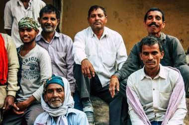 Varanasi Hindistan 10 Kasım 2018 görüntülemek Manikarnika Ghat ön ölü yakma töreni için ahşap satıcıları Ganj Nehri Varanasi öğleden sonra
