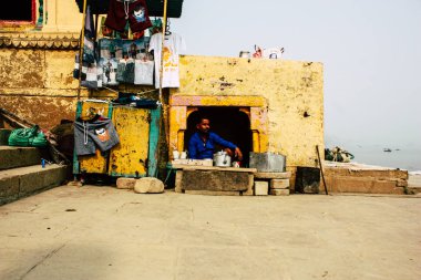 Varanasi Hindistan 10 Kasım 2018 bilinmeyen bir kişi chai Varanasi Ghats küçük çay dükkanda öğleden sonra satış görünümünü