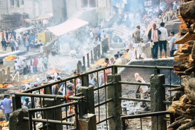 Varanasi Hindistan 10 Kasım 2018 görüntülemek Manikarnika Ghat önünde bilinmeyen bir Hindu kişinin ölü yakma töreni Ganj Nehri Varanasi
