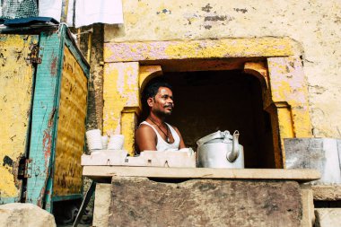 Varanasi Hindistan 10 Kasım 2018 bilinmeyen bir kişi chai Varanasi Ghats küçük çay dükkanda öğleden sonra satış görünümünü