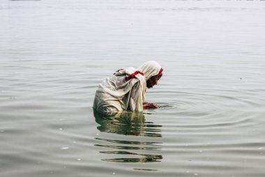 Varanasi Hindistan 10 Kasım 2018 bilinmeyen eski Kızılderili kadın Varanasi, Ganj Nehri'nde öğleden sonra dua görünümünü