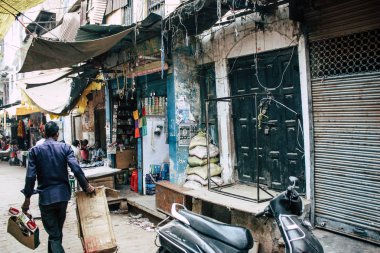 Varanasi Hindistan 10 Kasım 2018 Varanasi eski şehir Arap bölgede pazarda öğleden sonra bilinmeyen insanlar görünümünü
