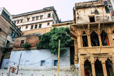 Varanasi Hindistan 10 Kasım 2018 binanın görünümü bulunan Varanasi açık ghats Ganj Nehri öğleden sonra