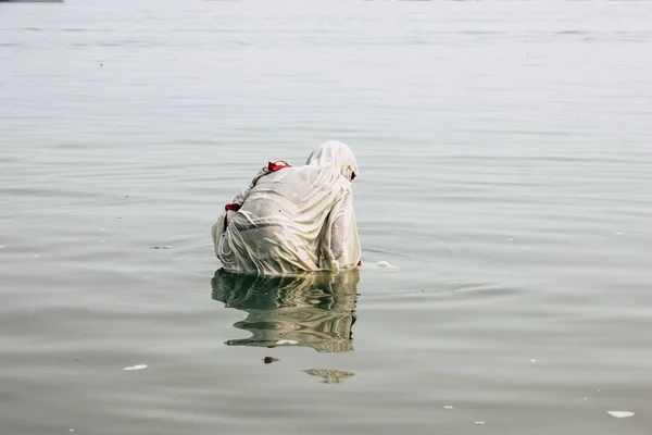 Varanasi India November 2018 View Unknown Old Indian Woman Praying — Stock Photo, Image