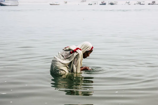 Varanasi Indiach Listopada 2018 Widok Nieznany Stara Indianka Modląc Się — Zdjęcie stockowe