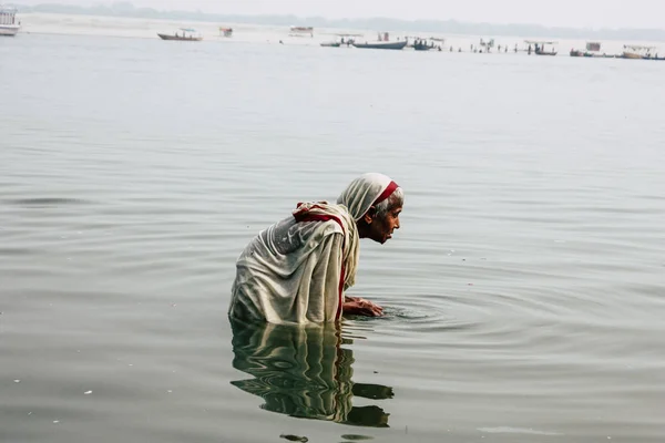 Varanasi India November 2018 View Unknown Old Indian Woman Praying — Stock Photo, Image