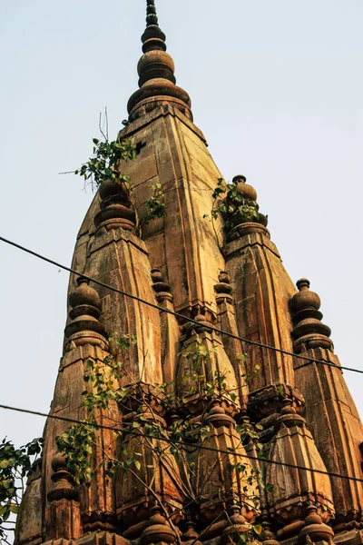 瓦拉纳西印度2018年11月10日下午在恒河前瓦拉纳西加加茨的寺庙景观 — 图库照片