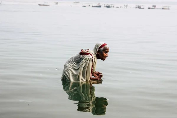 Varanasi Indiach Listopada 2018 Widok Nieznany Stara Indianka Modląc Się — Zdjęcie stockowe